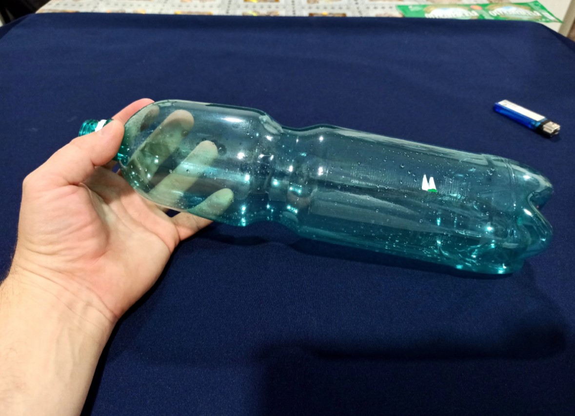 Пластиковая бутылка на полтора литра