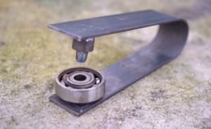Самодельный инструмент для из стальной полосы, подшипника и петли, для проделывания отверстий в металле